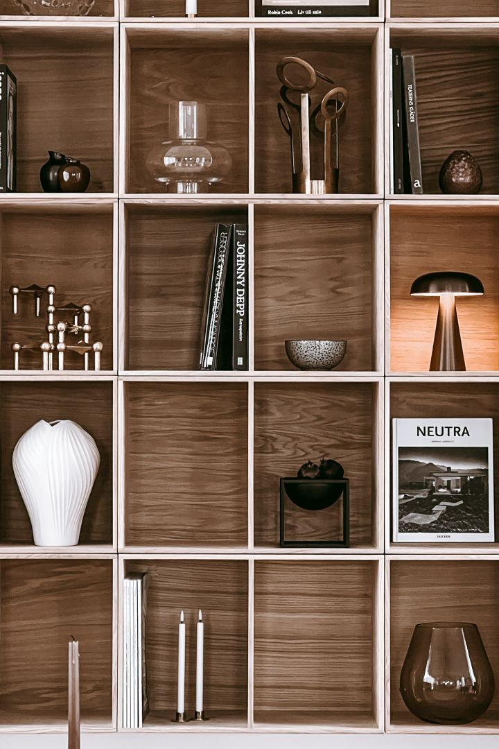 Inreda bokhyllan snyggt - inspiration hemma hos Anela Tahirovic @arkihem där stilleben skapar ett mer genomtänkt och effektfullt intryck i din bokhylla.