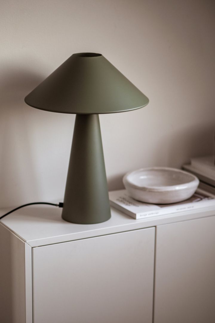 Säsongens trendiga svamplampa är Cannes bordslampa från Globen Lighting i grönt som blir en snygg inredningsdetalj i sovrummet eller vardagsrummet.
