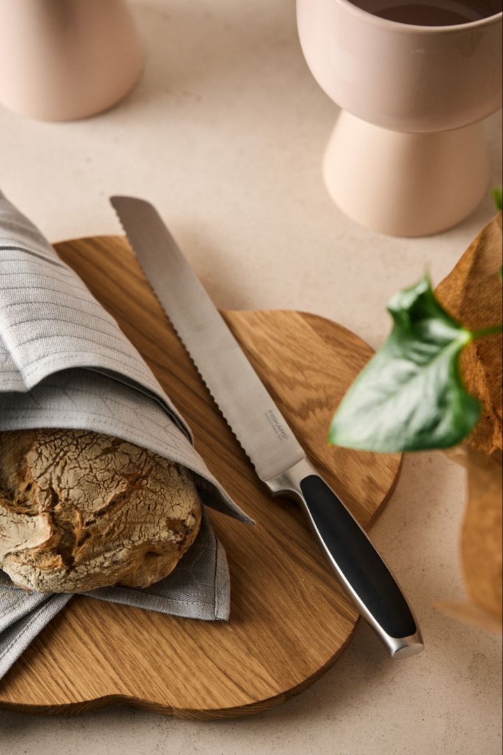 Alvar Aaltos skärbräda och Fiskars brödkniv från Iittala är perfekta att ge bort som ett presentkit som flytta hemifrån present tillsammans med hembakat bröd.