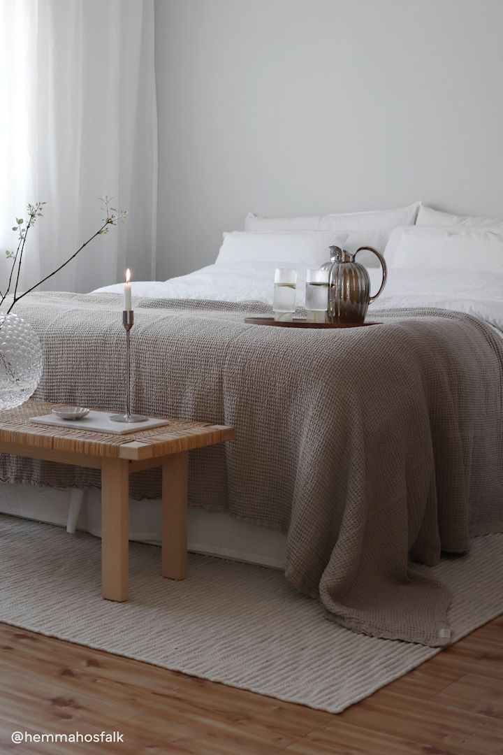 Välj rätt matta genom vår mattguide. Här ser du Pebble ullmatta i vitt från Scandi Living ger ditt sovrum en mysig och varm känsla. Foto: @hemmahosfalk