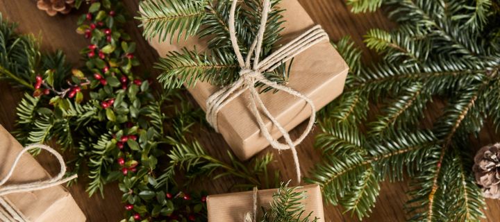 Pynta dina julklappar med granris dekoration för att skapa julstämning.