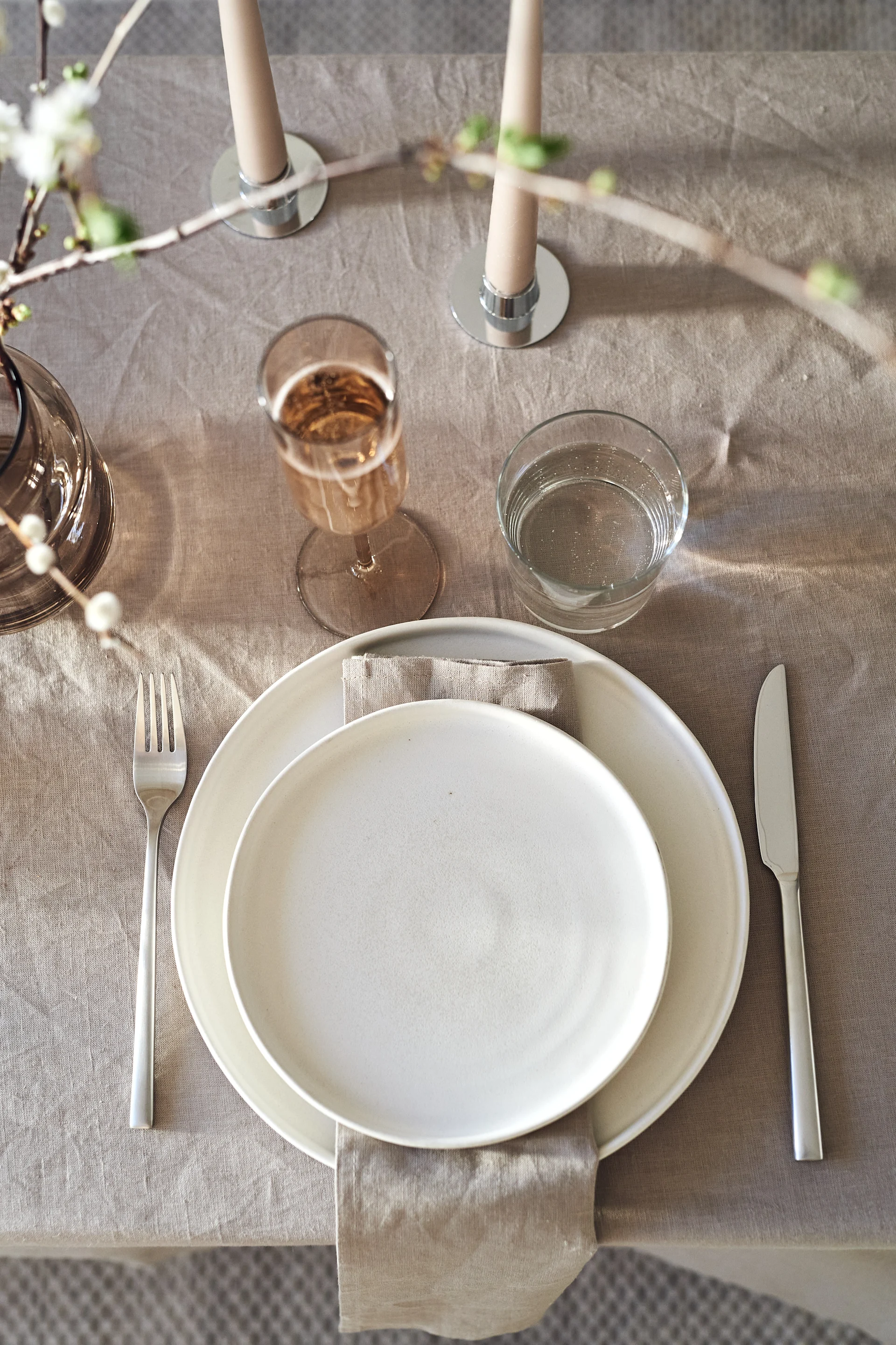 Skapa vackra festdukningar tillsammans med stilrena. rustika porslinsserien Sandsbro, glas från Blomus och linneduk och linneservetter från Scandi Living.