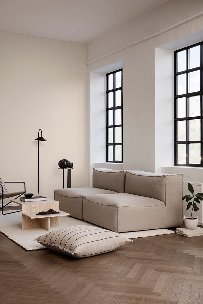 Inredning 2020 – vardagsrum från Ferm Living med ton-i-ton beigea färger och sann japandi-stil.