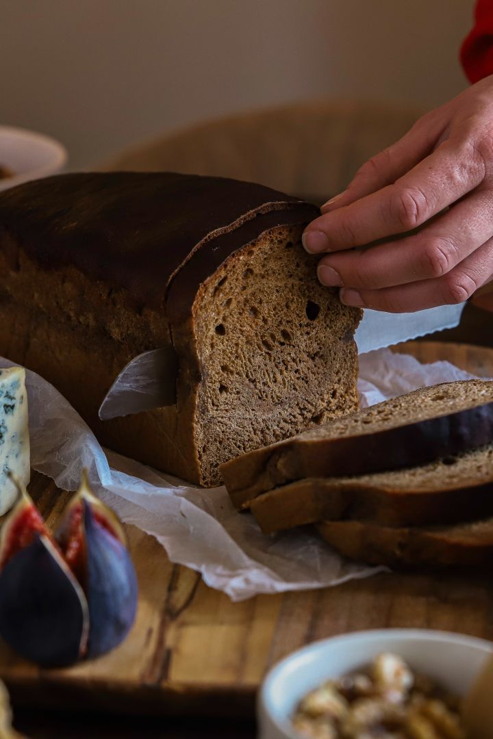 Baka med Fridas tips på enkla julrecept är ett klassiskt vörtbröd som skivas med Norr brödkniv från Fiskars för tunna fina brödskivor. Foto: Frida Skattberg