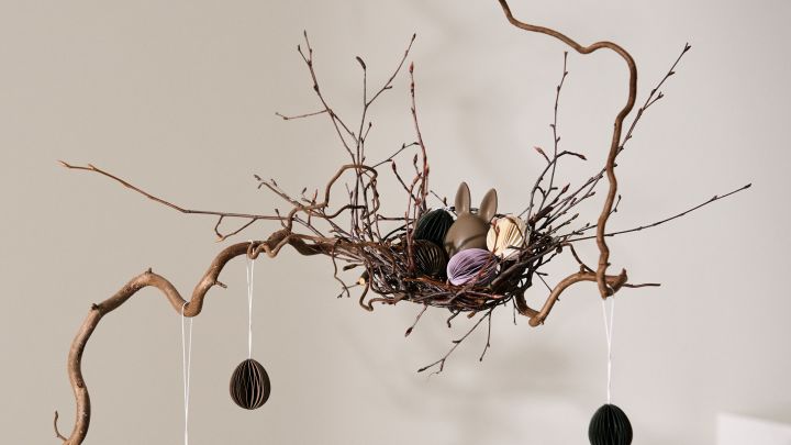 Ett enkelt påskpyssel att göra själv är ett fågelbo gjort av kvistar och ståltråd. Lägg den i ditt påskris eller ha det som dekoration på påskbordet.