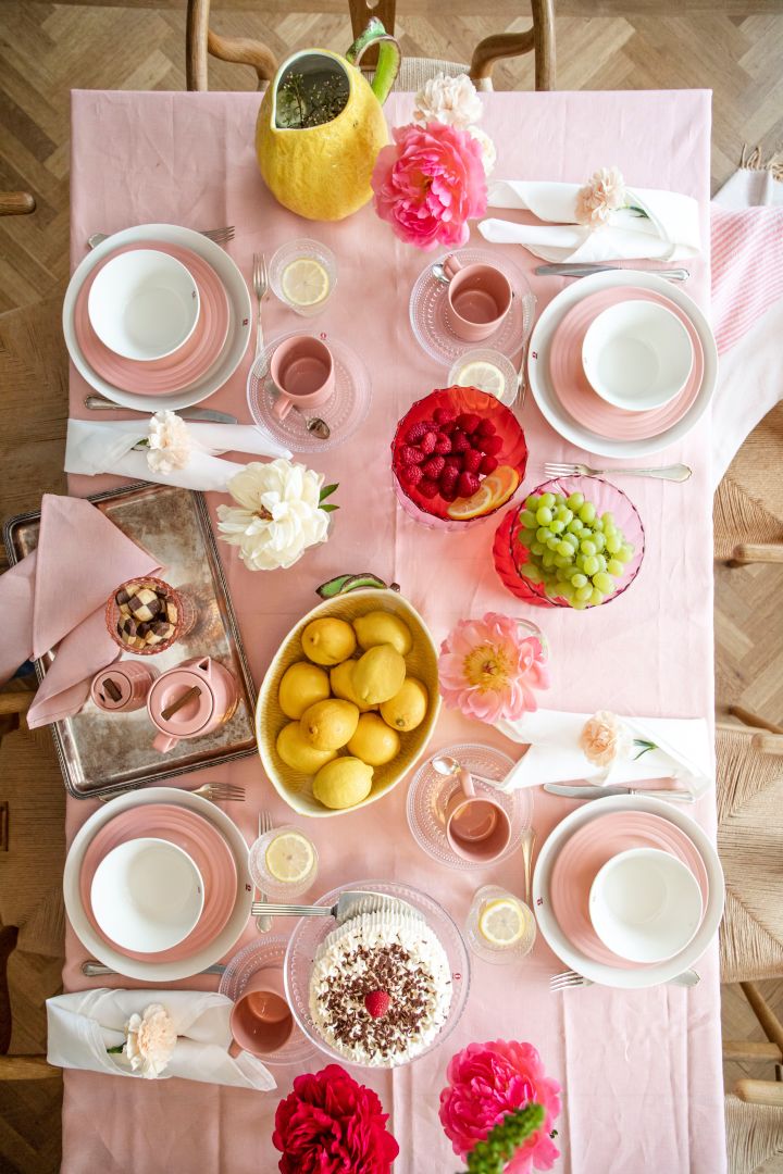 Ebba von Sydow tipsar om framtida designklassiker för dukade bordet med en rosa och gul festdukning. 