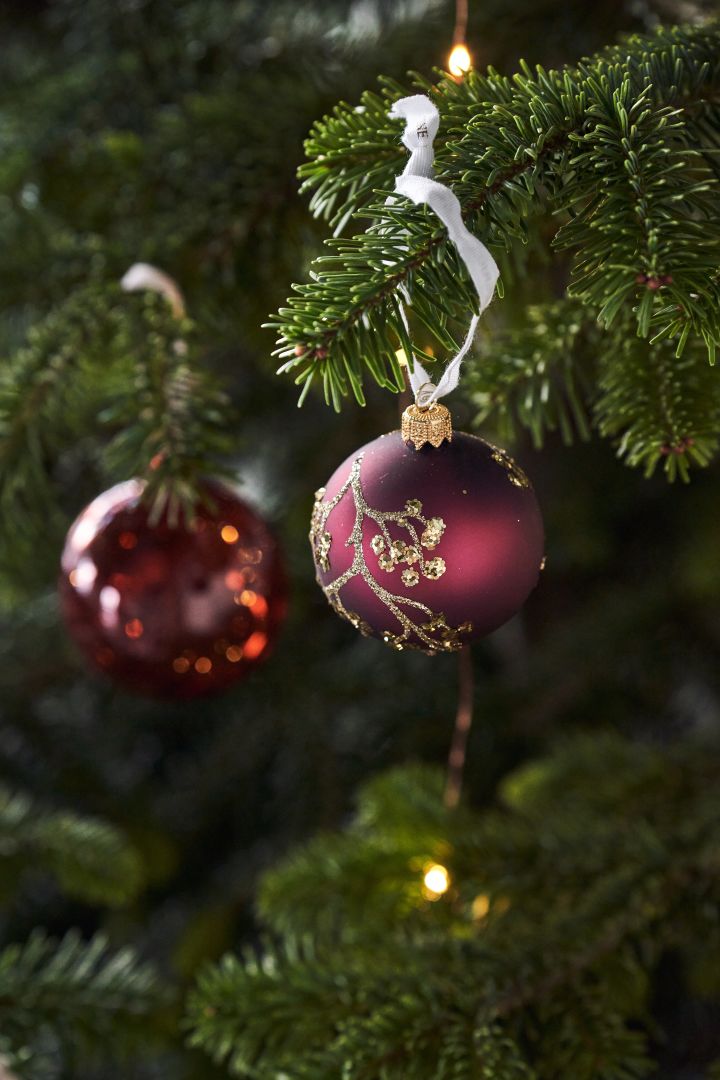 Dekorera julgranen med årets julgranspynt 2021 i 4 olika stilar enligt Nest Trends - Nurture, Share, Boost och Cultivate. Här ser du Cadelia julkula med kvist från Lene Bjerre.