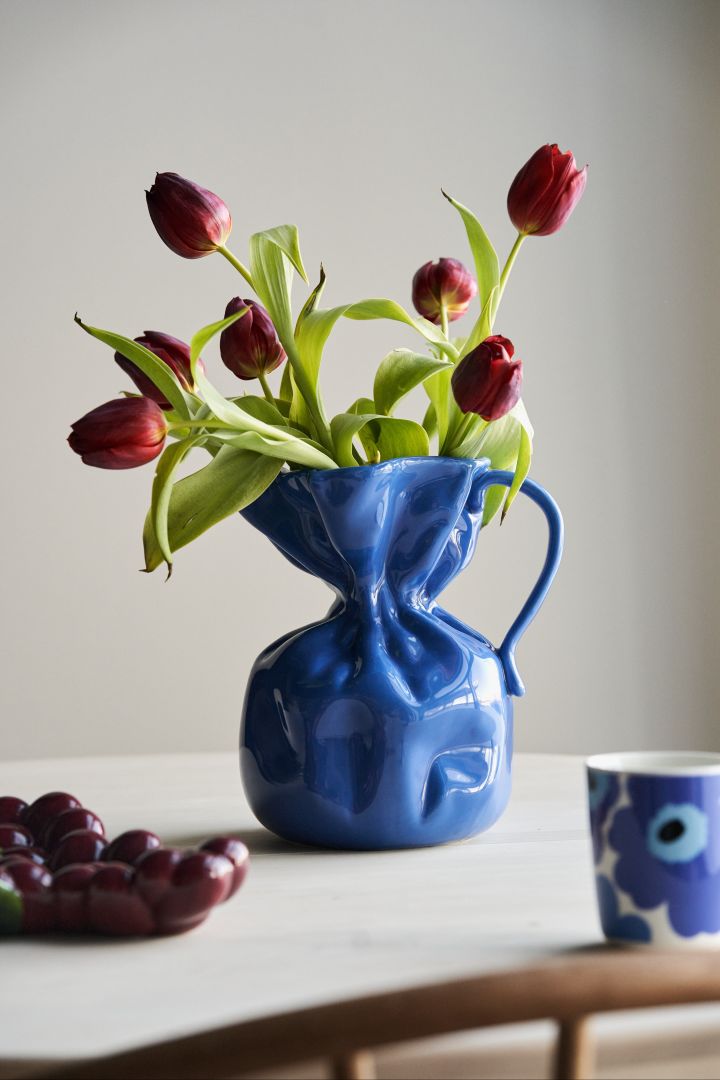 Koboltblått är en av årets hetaste färgtrender 2024 och en vacker färg att plocka in i form av en vas på bordet.