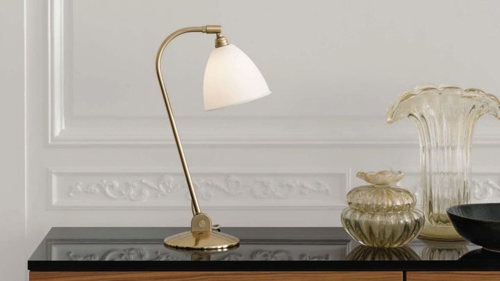 Lys upp din vardag med Bestlite BL2 bordslampa i benporslin-mässing som är ett belysningstips för hemmet från ikoniska GUBI.