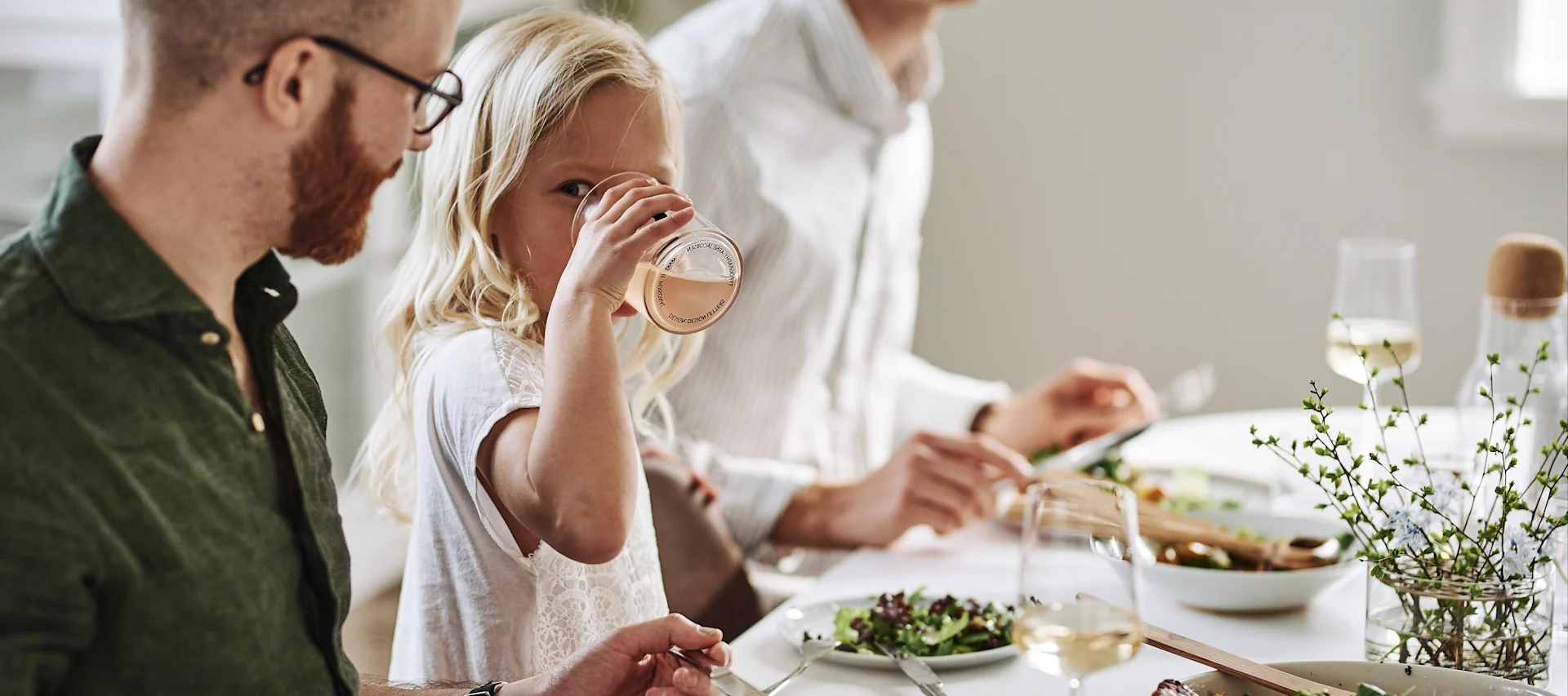 Få dina gäster att känna sig som hemma med olika festtips som enkel mat och saft till de små ur tåliga Design Letters gla