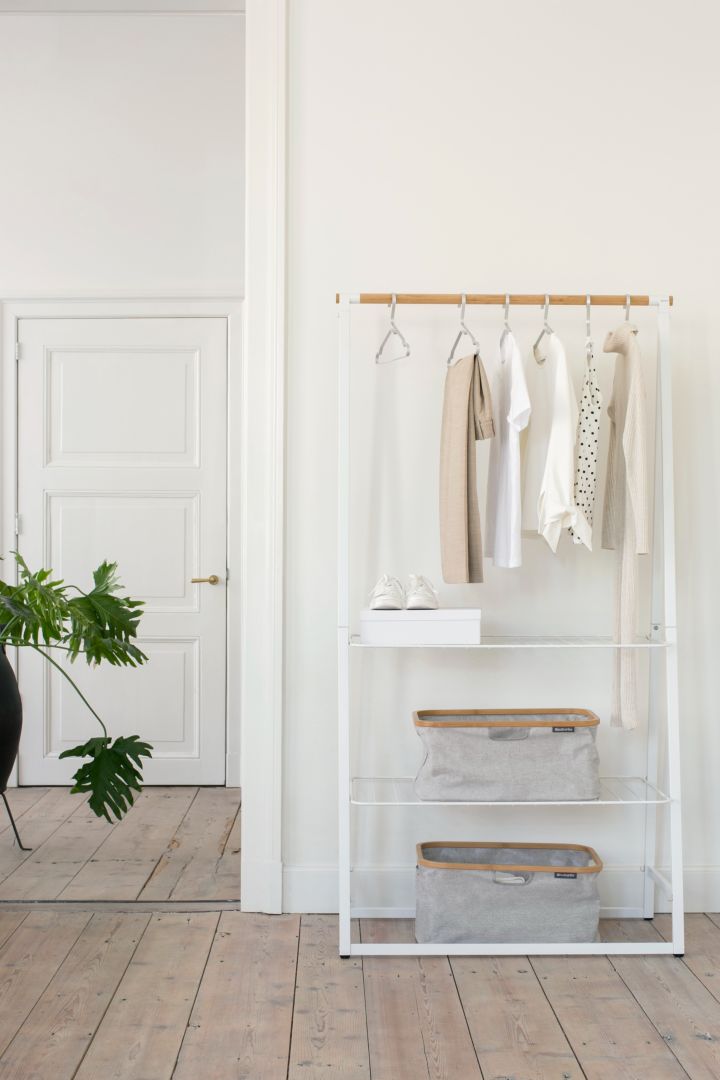 Organisera ditt sovrum med en klädställning som denna i vitt från Brabantia. 