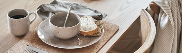 Prickigt porslin i beiget från Scandi Living på en enkel vardagsdukning. 