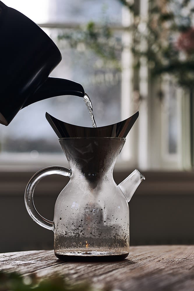 Kaffebryggare från Eva Solo där vatten hölls över bönorna och filtreras är ett lyxigt tips att ställa fram på en frukostdukning. 
