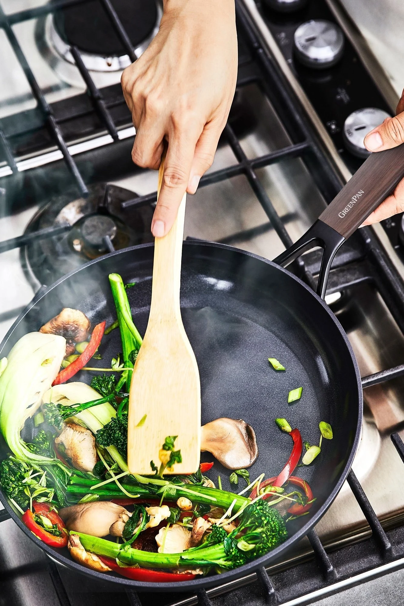 Asiatiska grönsaker sauteras i Eco Smartshape-pannan från GreenPan.