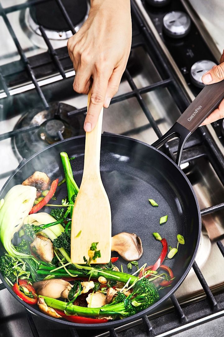 Asiatiska grönsaker sauteras i Eco Smartshape-pannan från GreenPan.