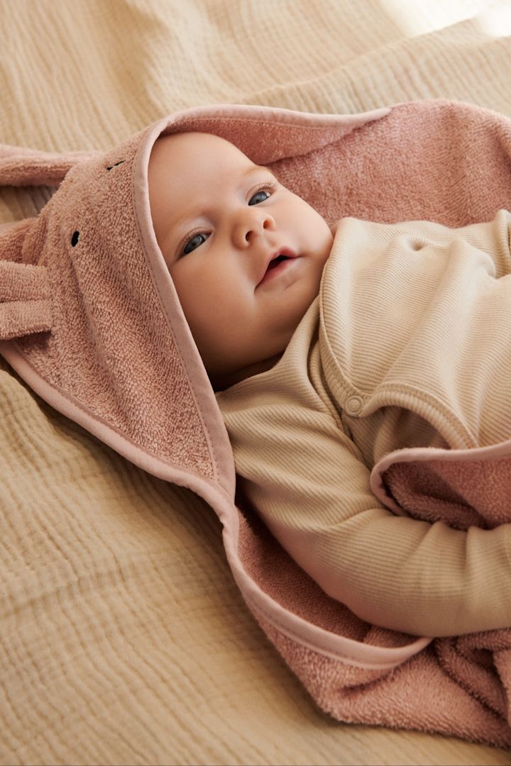 Badhanddukar med huva som Sand Terry från Garbo&Friends håller barnet varmt, även efter badet när det finns en särskild risk att frysa. Det är därför badhanddukar som denna är en bra present till babyshower.