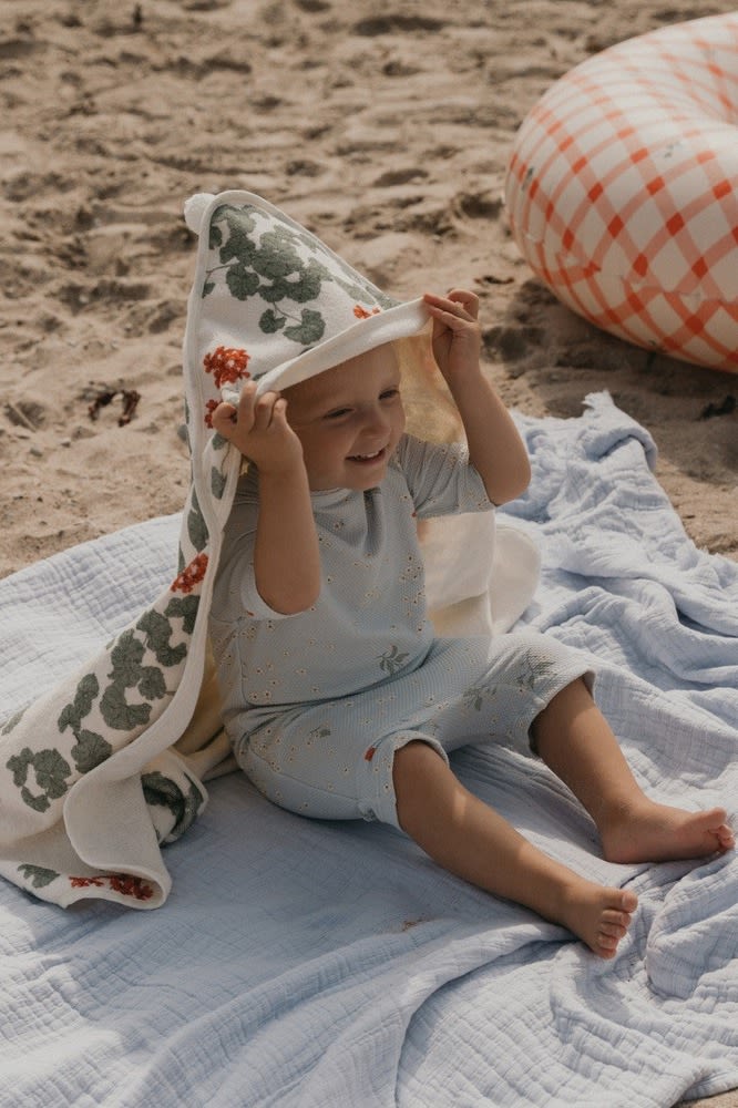 Badhanddukar med huva som Sand Terry från Garbo&Friends håller barnet varmt, även efter badet när det finns en särskild risk att frysa. Det är därför badhanddukar som denna är en bra present till babyshower.