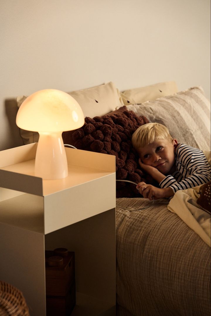 Inred med diffust ljus i ditt hem som denna vackra golvlampa William från Broste Copenhagen i papper. 