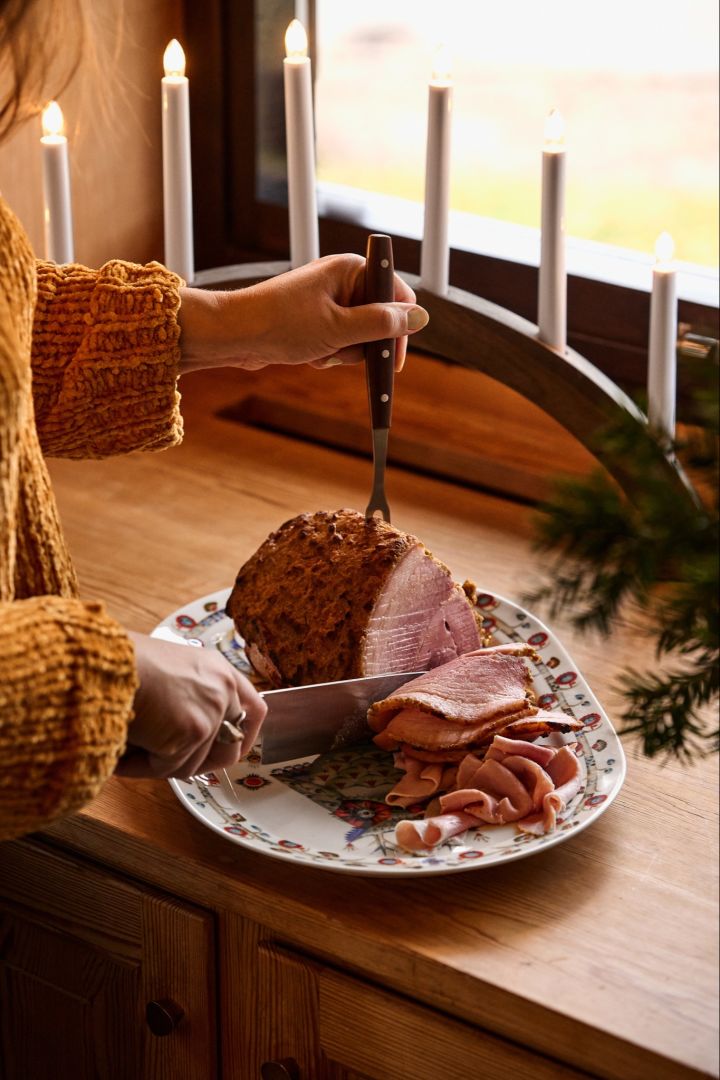 Julskinkan skivas på vackert porsln från Iittala, inför stundande julmiddag. 