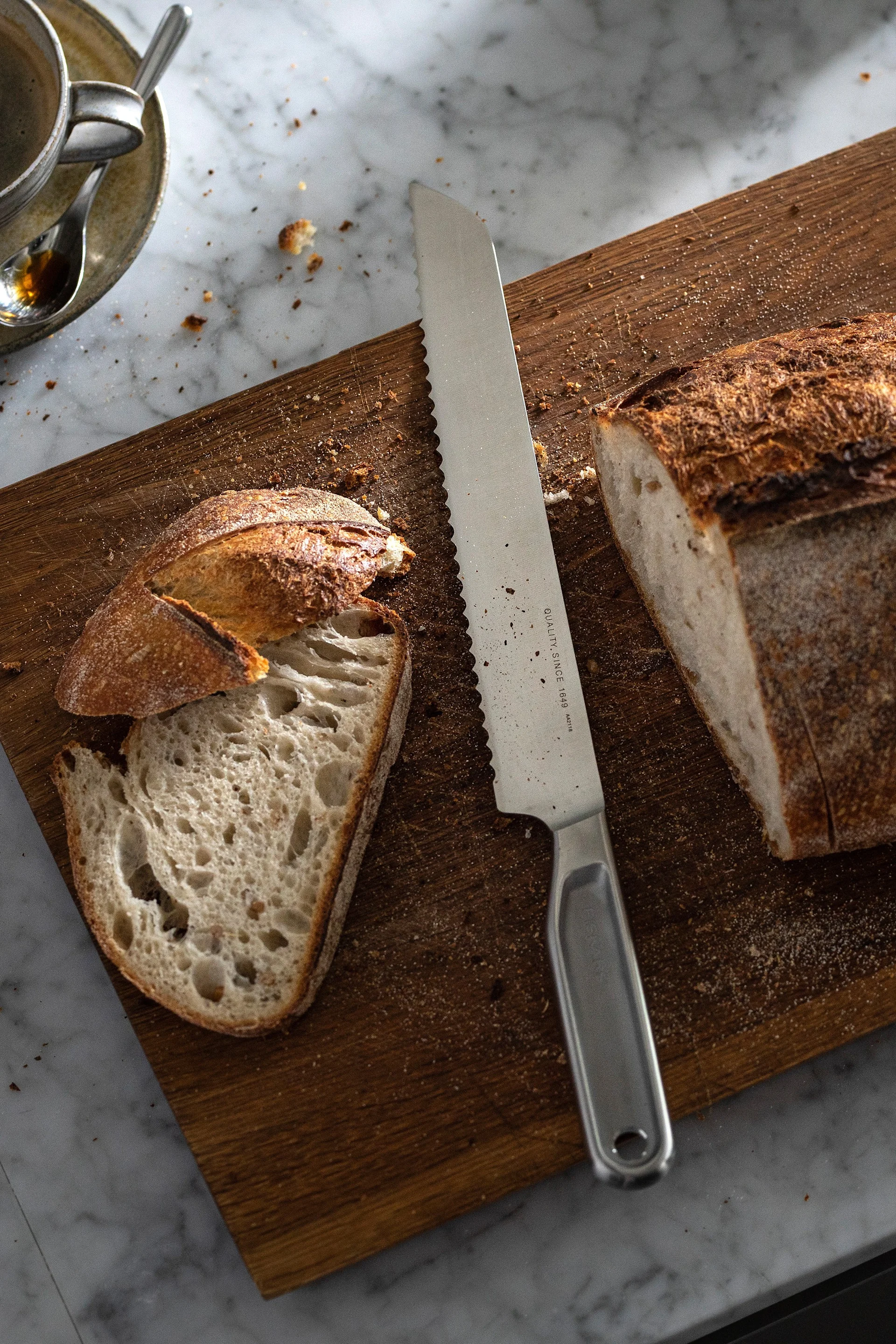 Kökskniven All Steel från Fiskars kan användas på många olika sätt, som här för att tillaga kanelbullar, vilket gör den till en utmärkt present på fars dag.