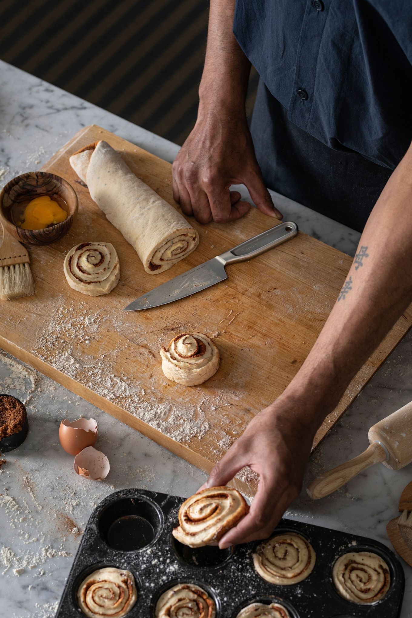 Kökskniven All Steel från Fiskars kan användas på många olika sätt, som här för att tillaga kanelbullar, vilket gör den till en utmärkt present på fars dag.