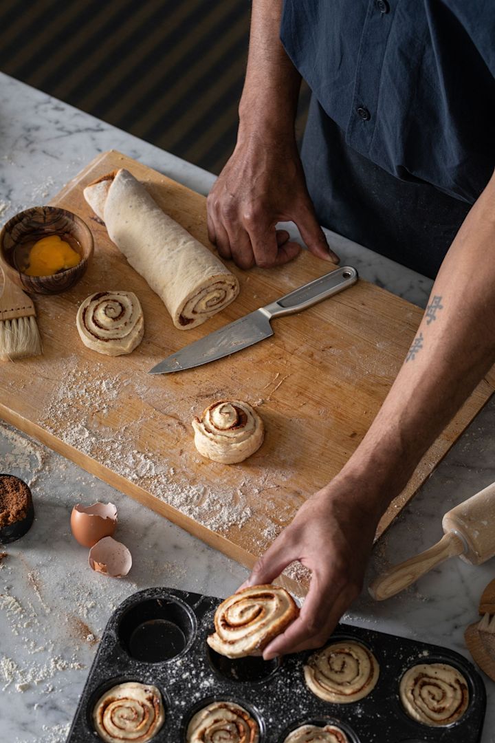 Kökskniven All Steel från Fiskars kan användas på många olika sätt, som här för att tillaga kanelbullar, vilket gör den till en utmärkt present på fars dag.