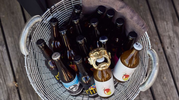 Sommarfestens dricka finns att hämta ur en Korbo korg där även Open Sesame flasköppnare från Skultuna ligger. 