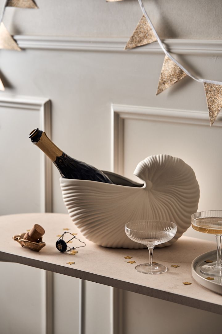 Upptäck hur man ordnar en fest med en drinkstation, här ser du Georg Jensens champagnekylare med Orrefors More champagnekupor arrangerade på ett bord som en drinkstation med självbetjäning. 