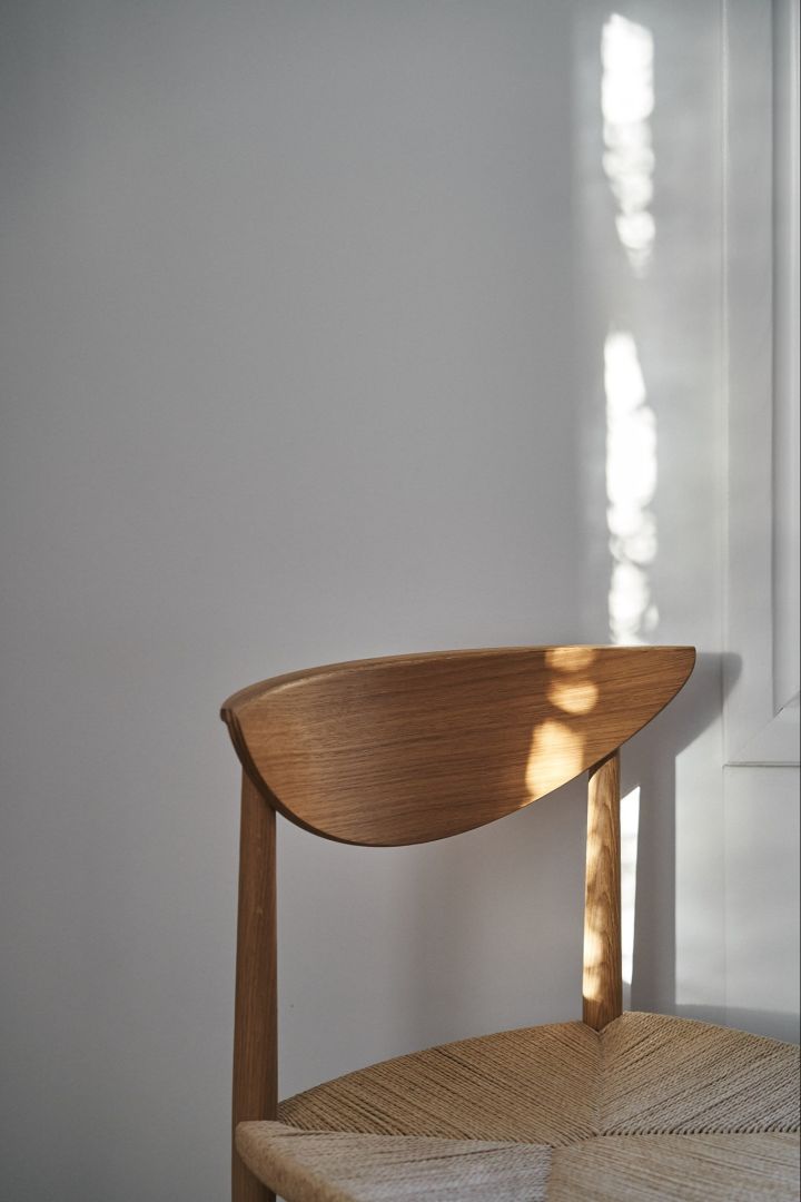 Drawn stol HM3 från &tradition är ett praktexempel på inredning som passar Japandi-stilen med sina rena linjer och handvävda sits.