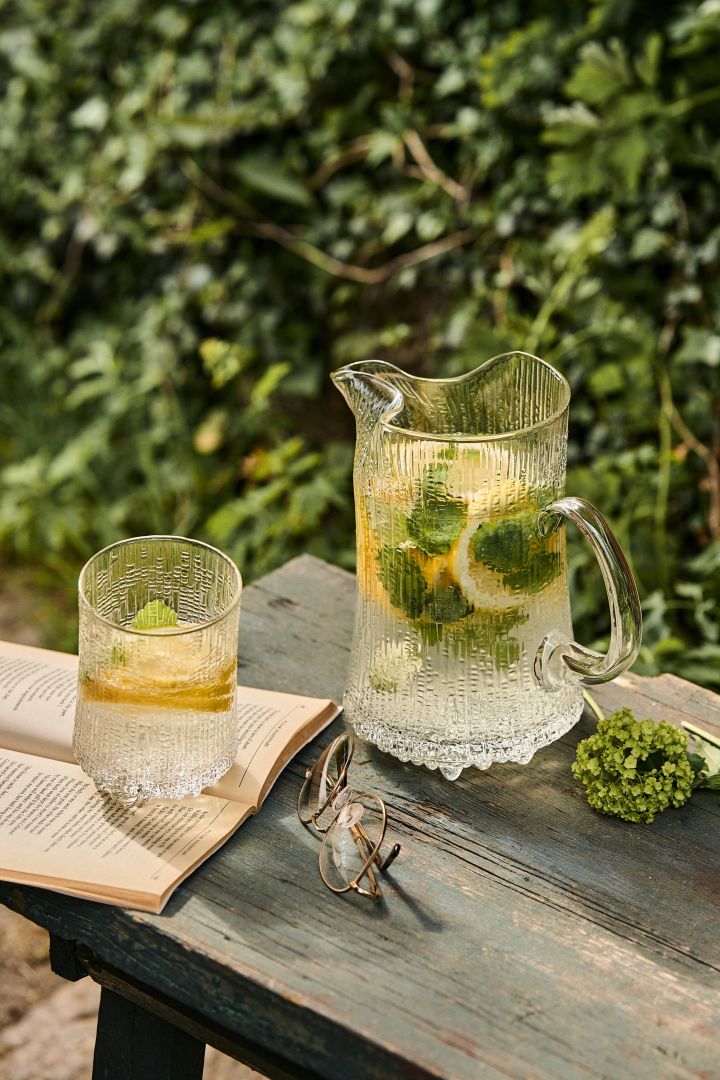 Gör en svalkande lemonad i sommar med hjälp av vacker karaff och glas från Ultima Thule, Iittala. 