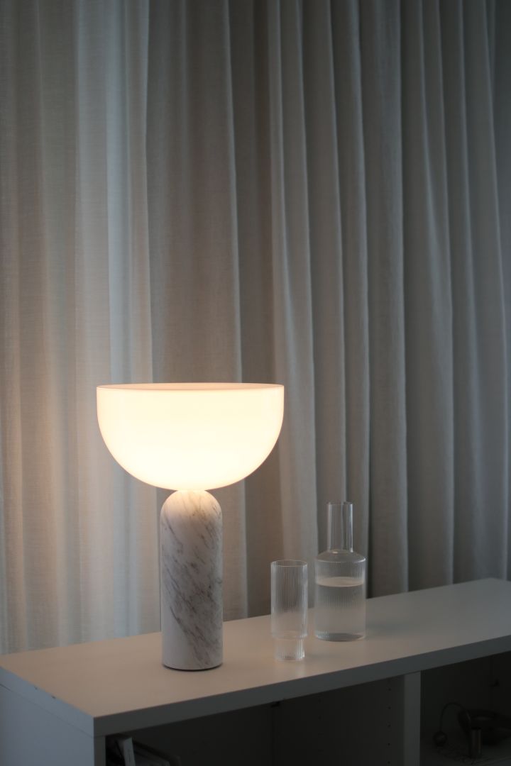 Inred enligt feng shui med Kizu bordslampa från New Works i vit marmor för ett harmoniskt sovrum. @ellesklingen