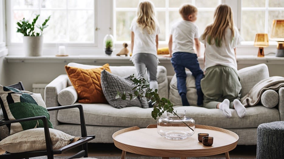 Vardagsrum i skandinavisk stil med Around soffbord från Muuto i fokus. 