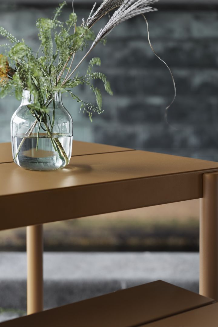 Linear bord i färgen burned orange är ett stilrent bord för utomhusbruk, tillverkat i lackerat stål och formgivet av Thomas Bentzen.