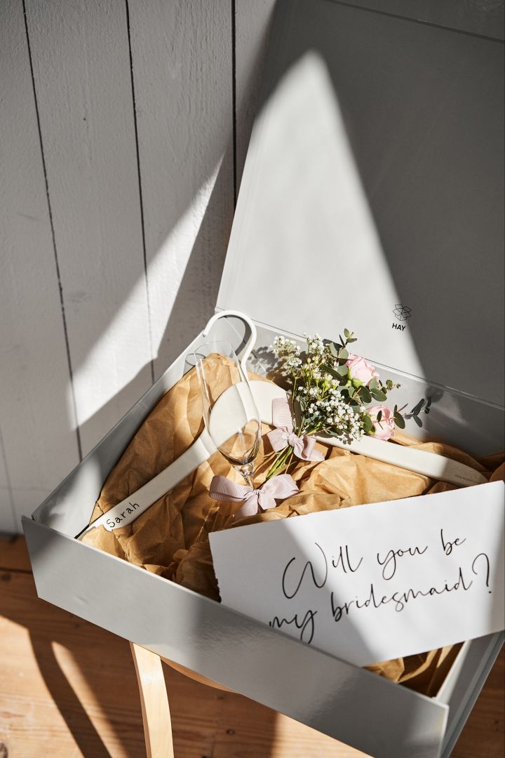 "Fria" tlll brudärnorna med en box fylld av fina saker som till exempel en galge med deras namn på och en blombukett i lådan. 