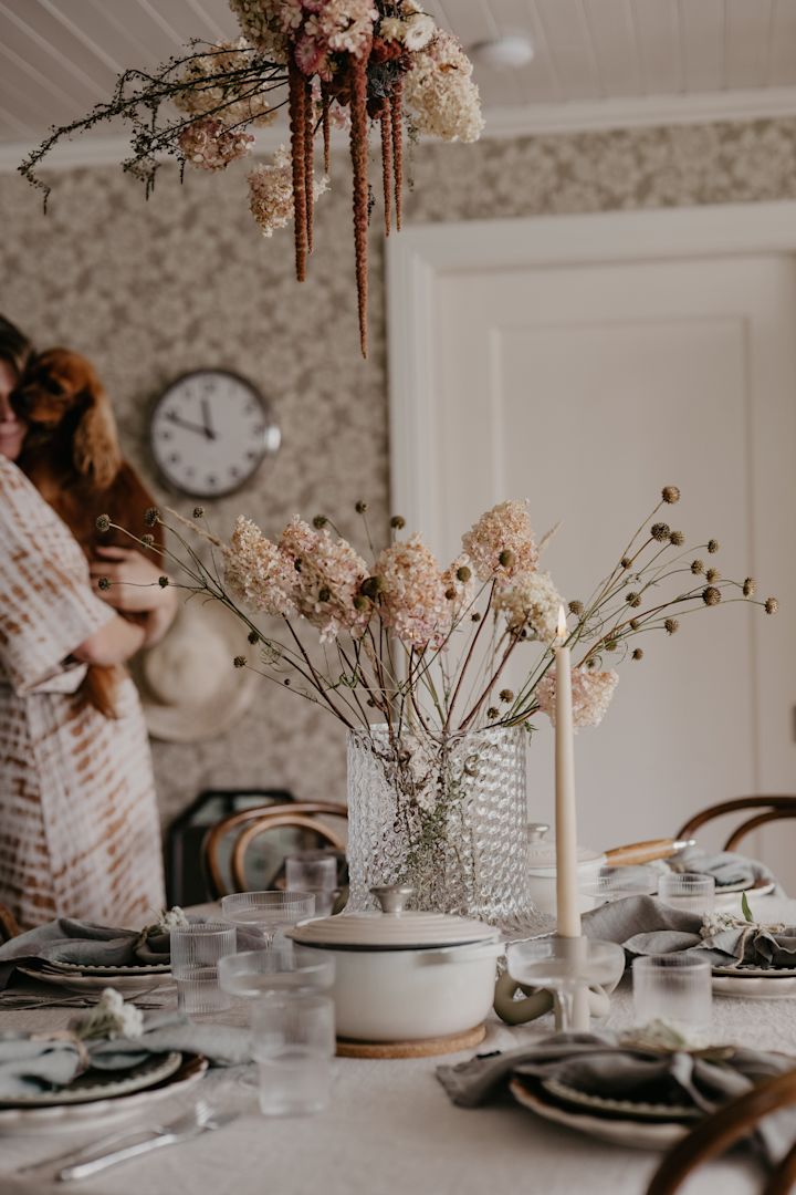 Johanna Berglund @snickargladjen har dekorerat middagsbordet med torkade blommor som dekoration.