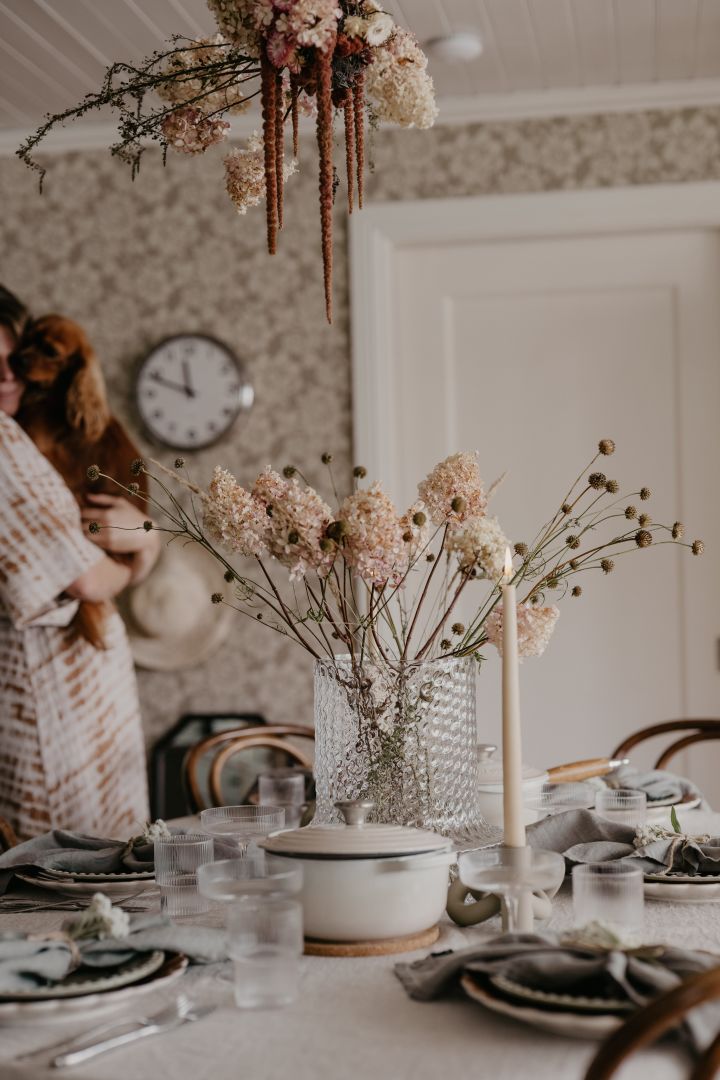 Johanna Berglund @snickargladjen har dekorerat middagsbordet med torkade blommor som dekoration.