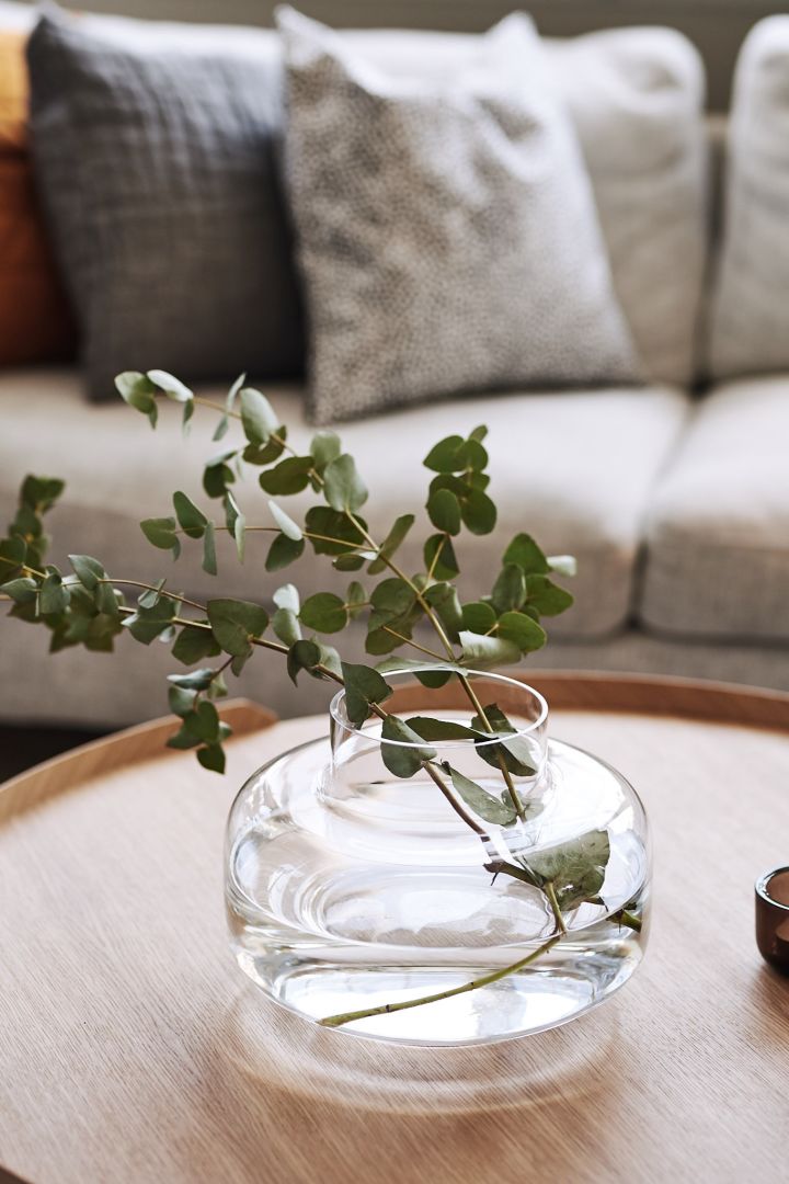 På soffbordet huserar en eukalyptuskvist i klar Marimekko vas som sprider härlig stämning. 