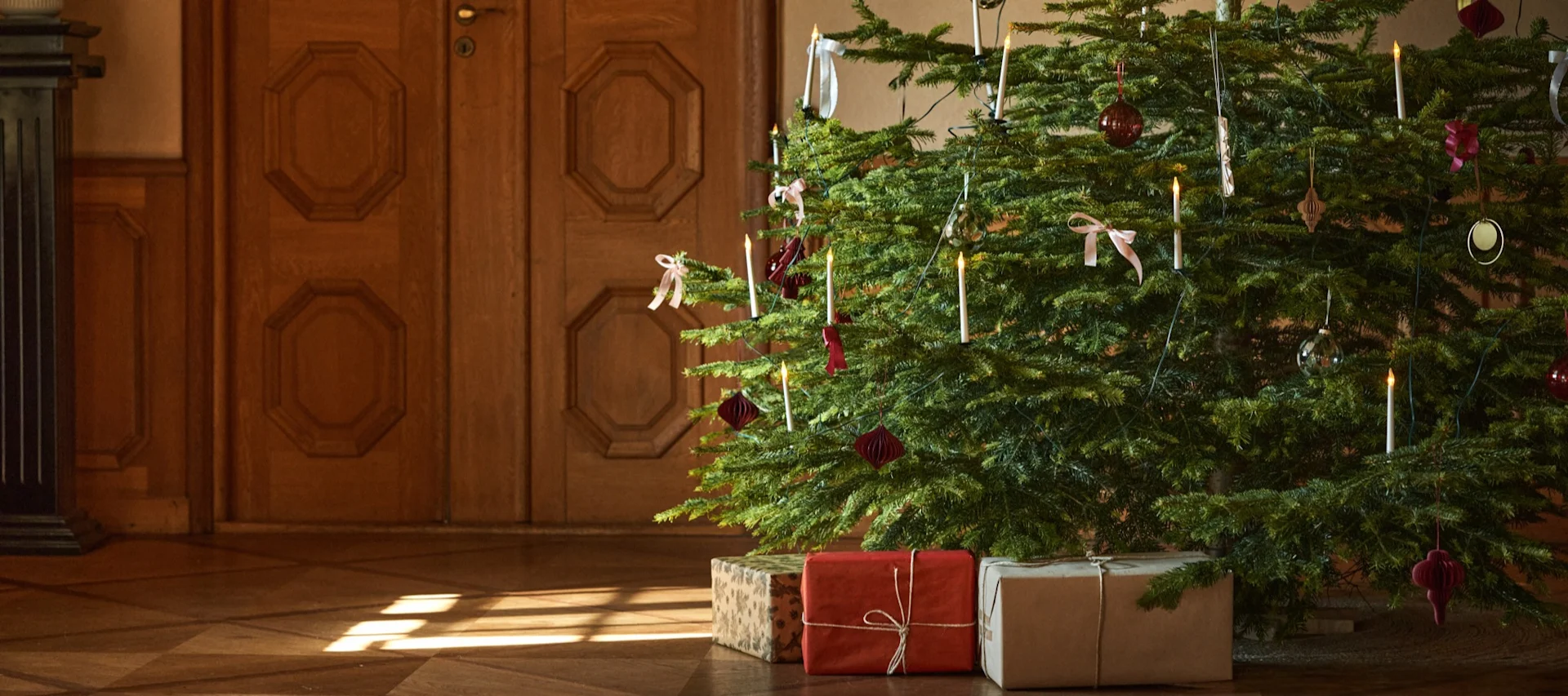 Dekorera julgranen med årets julgranspynt 2021 i 4 olika stilar enligt Nest Trends - Boost, Cultivate, Nurture och Share. Här ser du Sagalin Bird Ornament julhänge från Bloomingville.