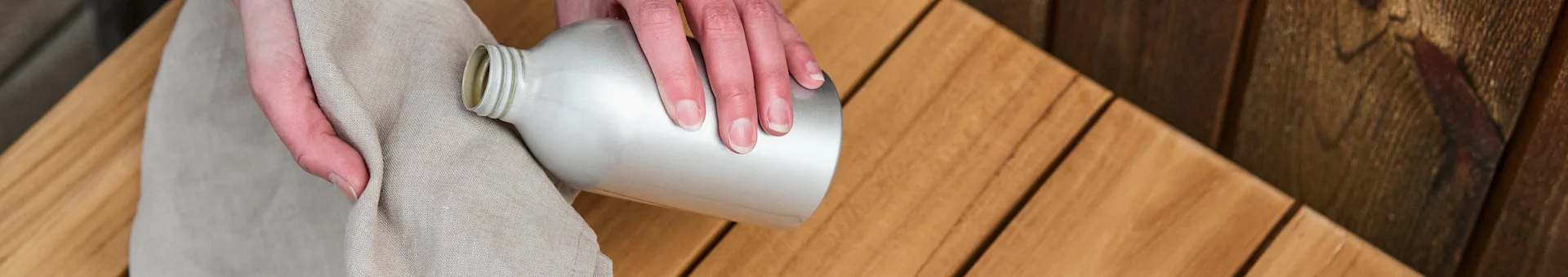 Utebänk i teak oljas in - skötselråd på Nordic Nest. 