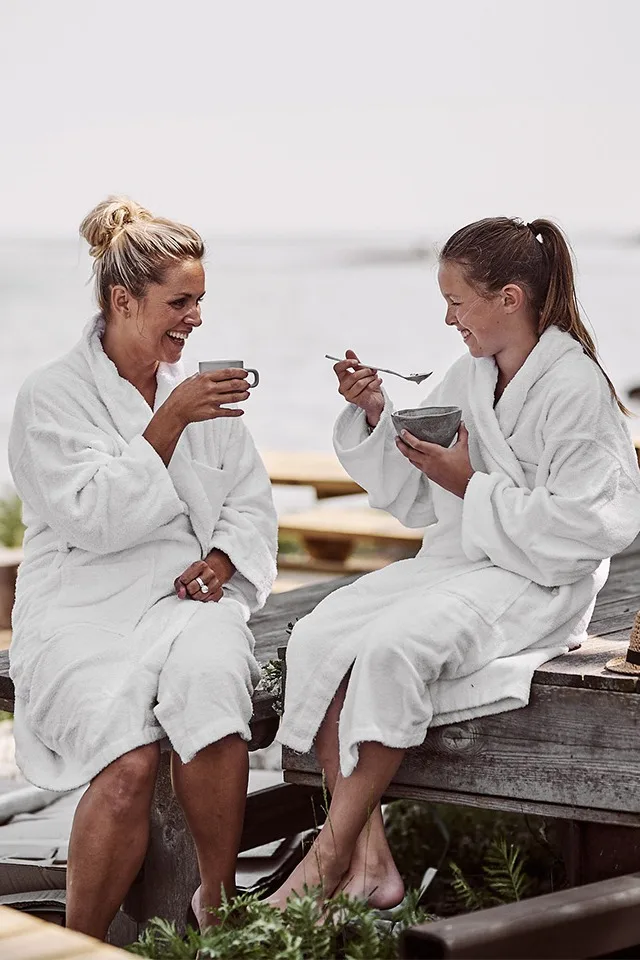 En mysig frukost på bryggan med Blomus kaffekopp och Mateus liten grå skål.