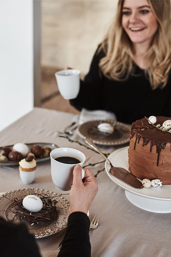 Mysig fikastund till påsk med Swedish Grace kaffekopp och påsktårta serverad på Swedish Grace tårtfat från Rörstrand. 