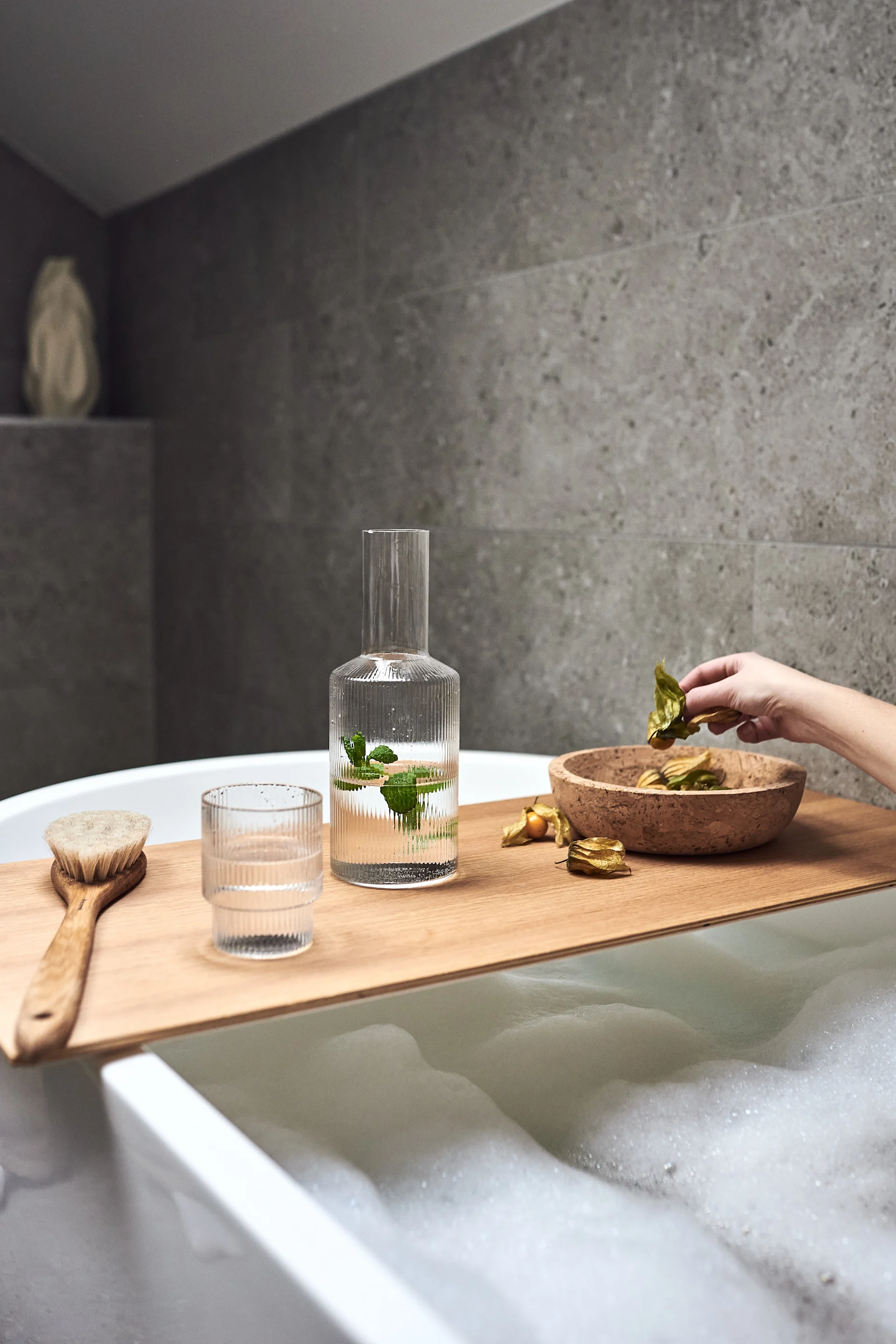 Inred ditt badrum för avkopplande stunder med Iris hantverk badborste, Ripple glas och karaff och Formgatan cork skål för att skapa hemmaspa-känslan.