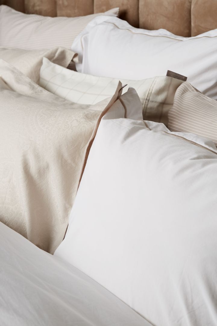 För att inreda sovrum med hotellkänsla behövs lyxiga sängkläder - här i vitt och creme från Lexingtons Hotel Collection. 