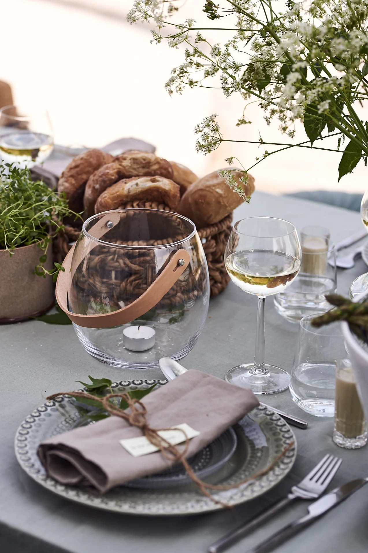 När kvällen faller över trädgårdsfesten står ljuslyktan Design with Light från Holmegaard på dukningen, redo att sprida stämning. 