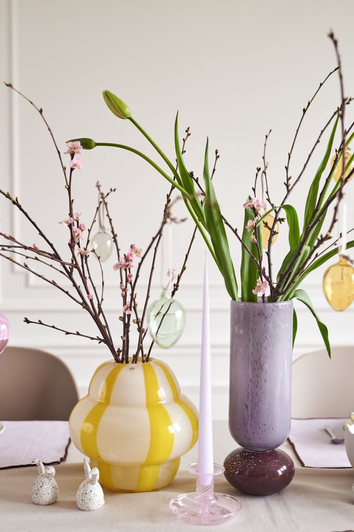 Skapa en festlig påskdukning i vårens pasteller med Iittalas glasägg i ett påskris som står i Curlie vas från By On brevid Dorit vas från Broste Copenhagen.