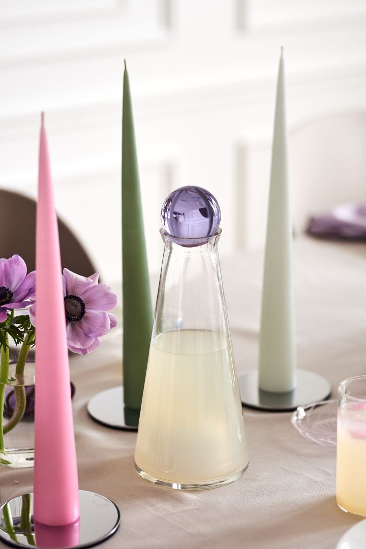 Skapa en festlig påskdukning i vårens pasteller med Fia karaff från Design House Stockholm som har en ljuslila propp av glas.