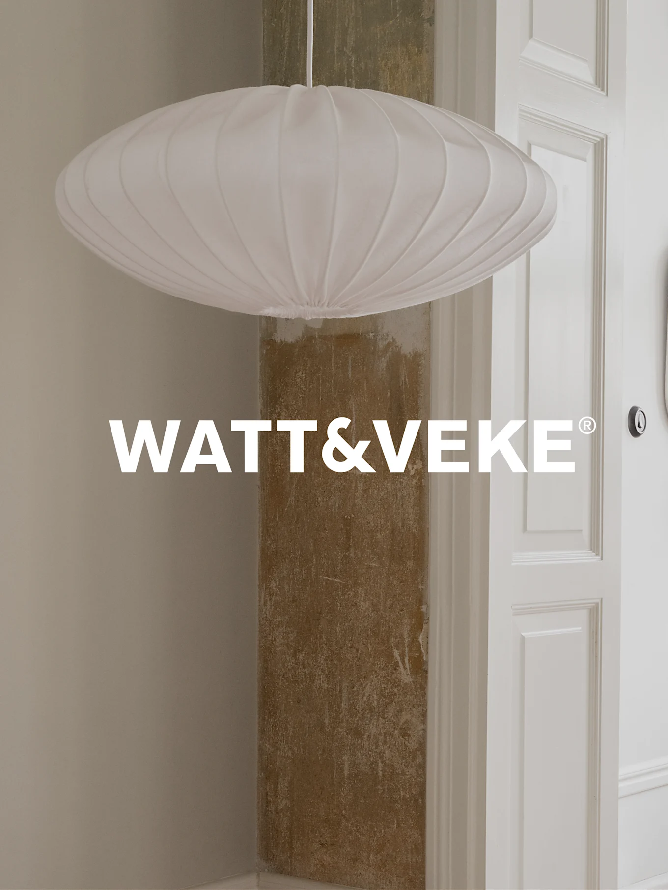 En vit, veckad, oval taklampa hänger i ett rum, med WATT&VEKE-logotyp.