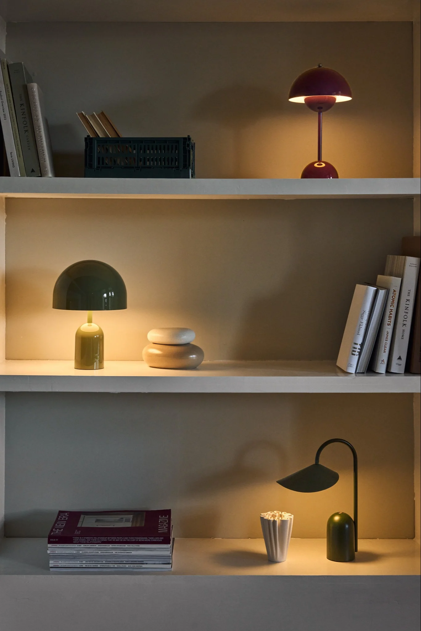 En hylla med tre lysande uppladdningsbara lampor från Arum, Flowerpot och Bell. 