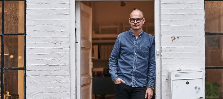 Danska  designern Thomas Bentzen utanför sin studio i Köpenhamn