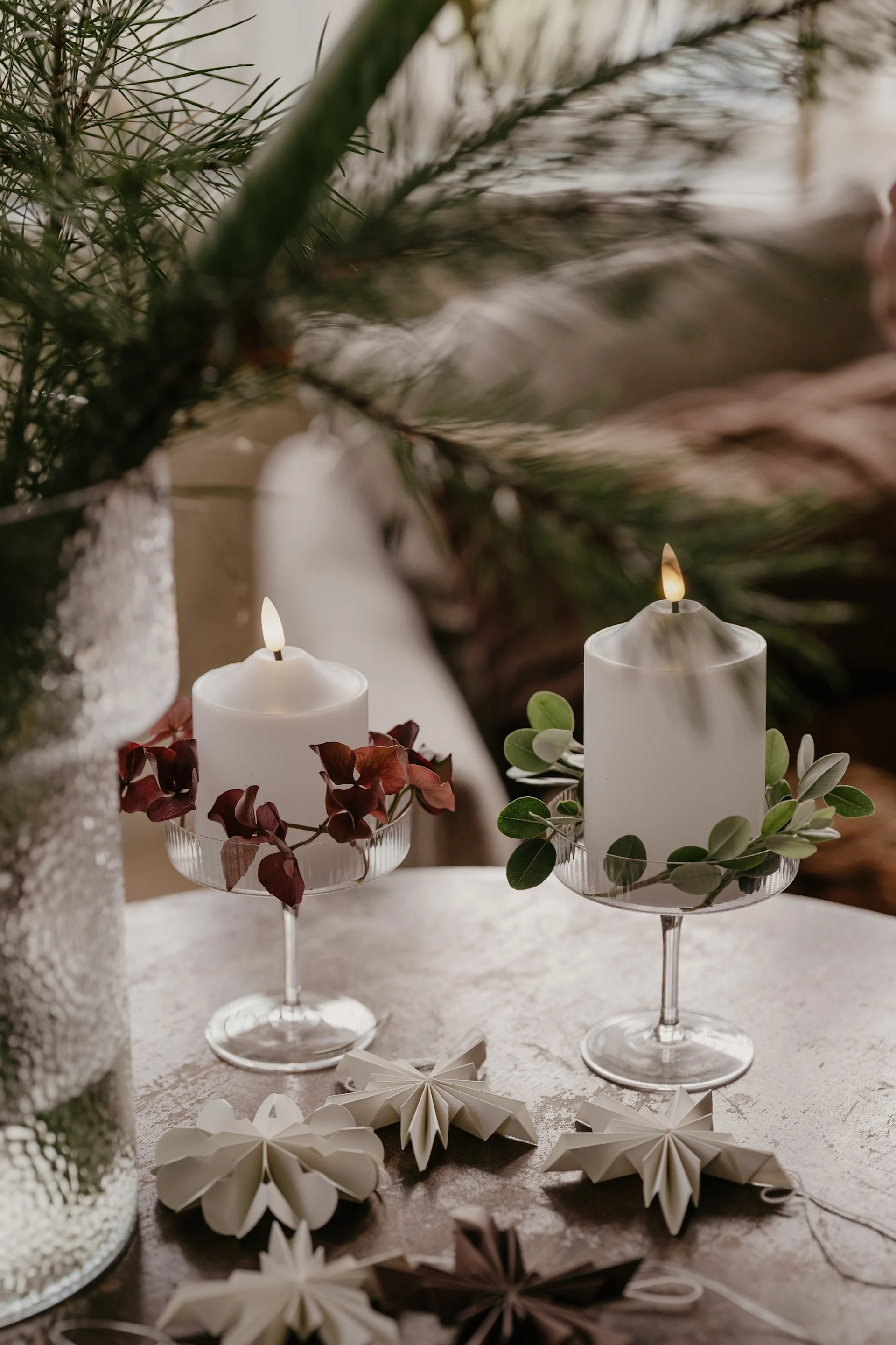 Dekorera LED-ljus med torkade blad i ferm LIVING Ripple glas - det blir perfekt enkelt DIY julpyssel för vuxna och barn. Foto: Johanna Berglund @snickargladjen